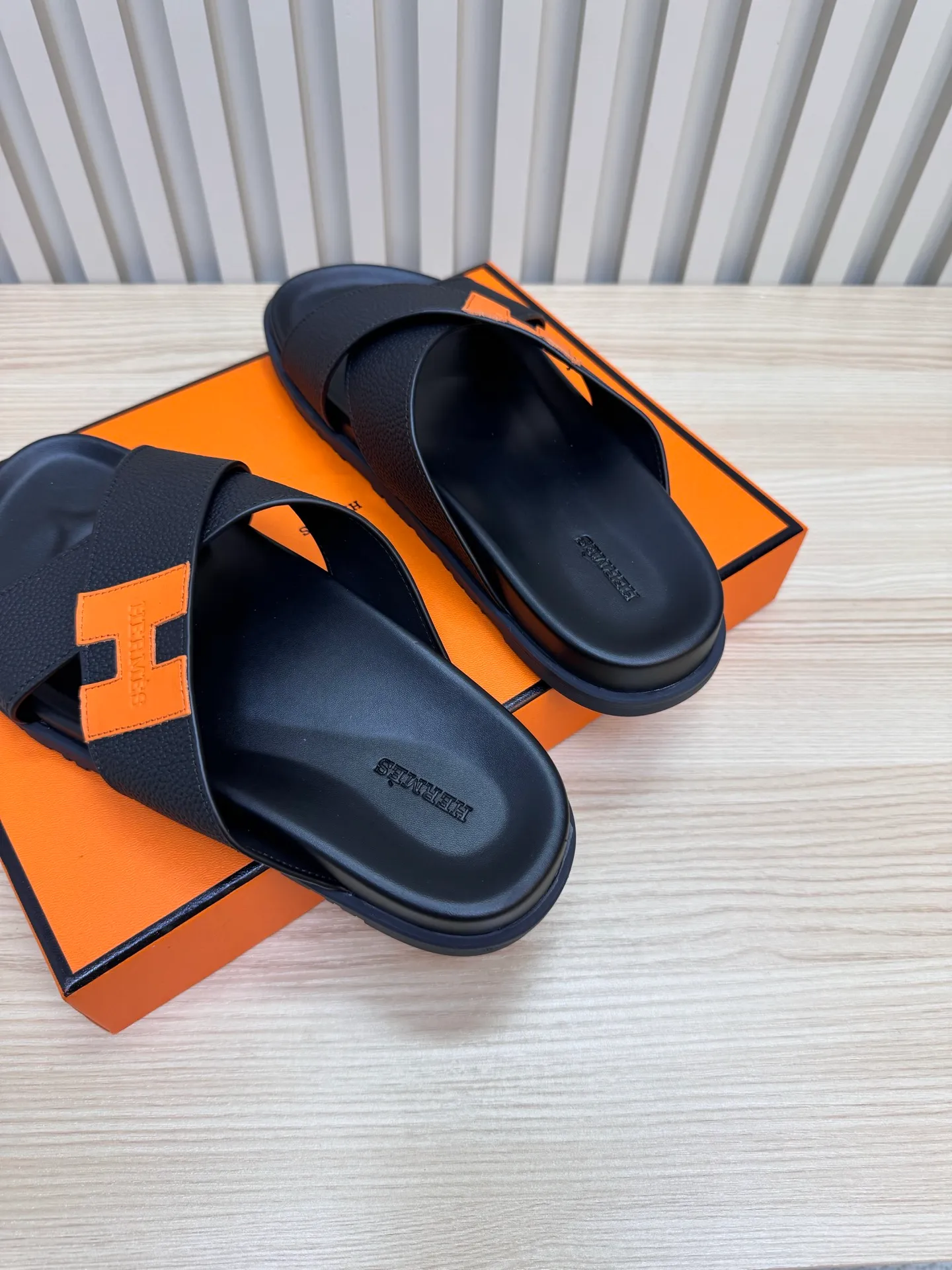 🅿️300💰Couple style 25 latest cross-slippers Hermes 🐎The extremely popular couple style second uncle slippers/latest hardware buckle sandals and slippers, paired with various colorful socks, so trendy!           ———————— Upper: Imported pebbled cowhide Lining: Imported cowhide Outsole: Tpu non-slip and wear-resistant outsole Female size: 35-42 (40.41.42 non-refundable and non-exchangeable) Male size: 39-46 (45.46 non-refundable and non-exchangeable) Long-term spot Couple model 37-46